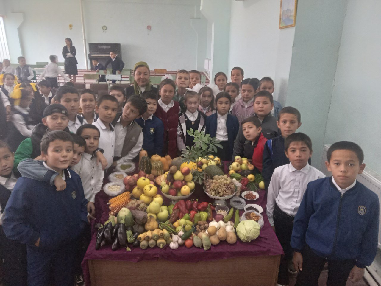 Shovot tuman 9-umumiy o’rta ta’lim maktabida o’tkazilgan "Mehrjon bayrami" tadbiridan lavhalar